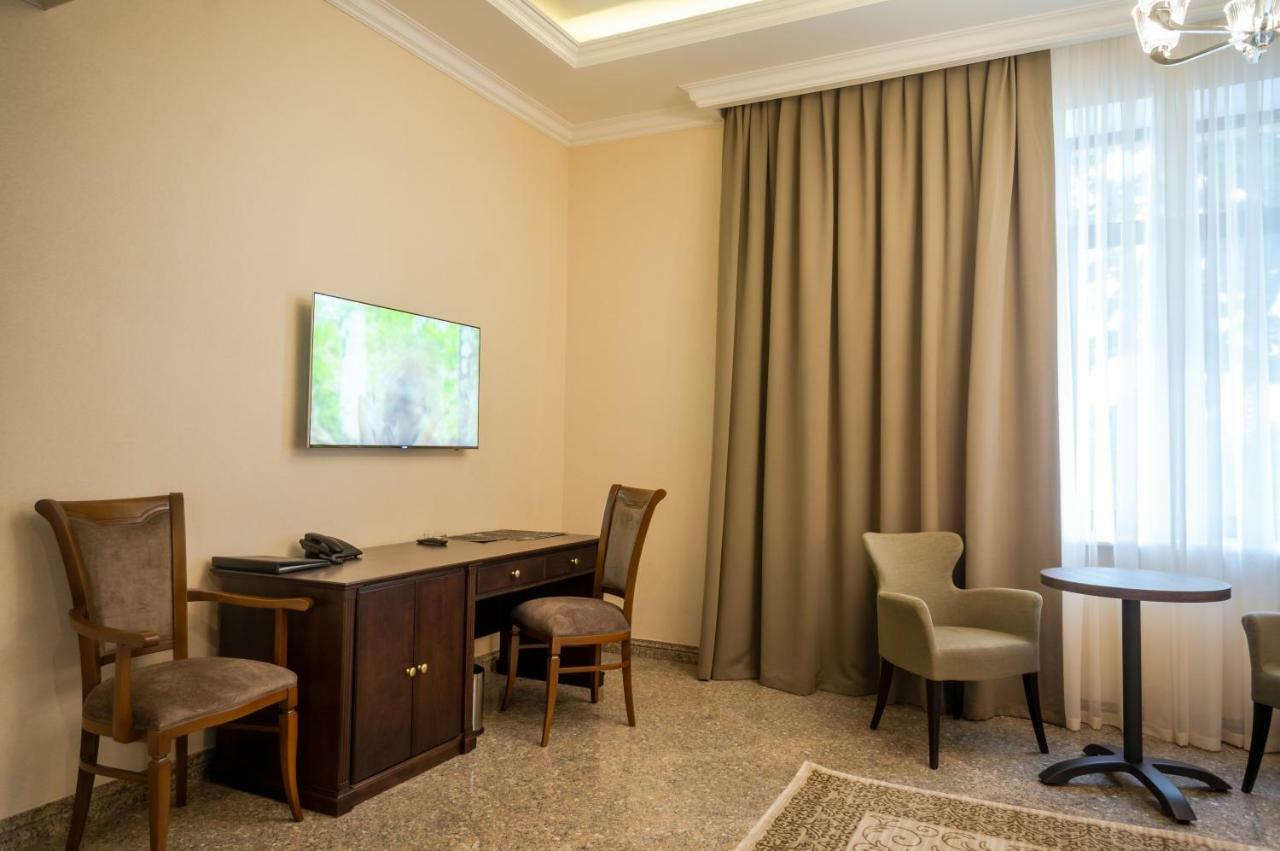 Royal Plus Hotel 阿拉木图 外观 照片